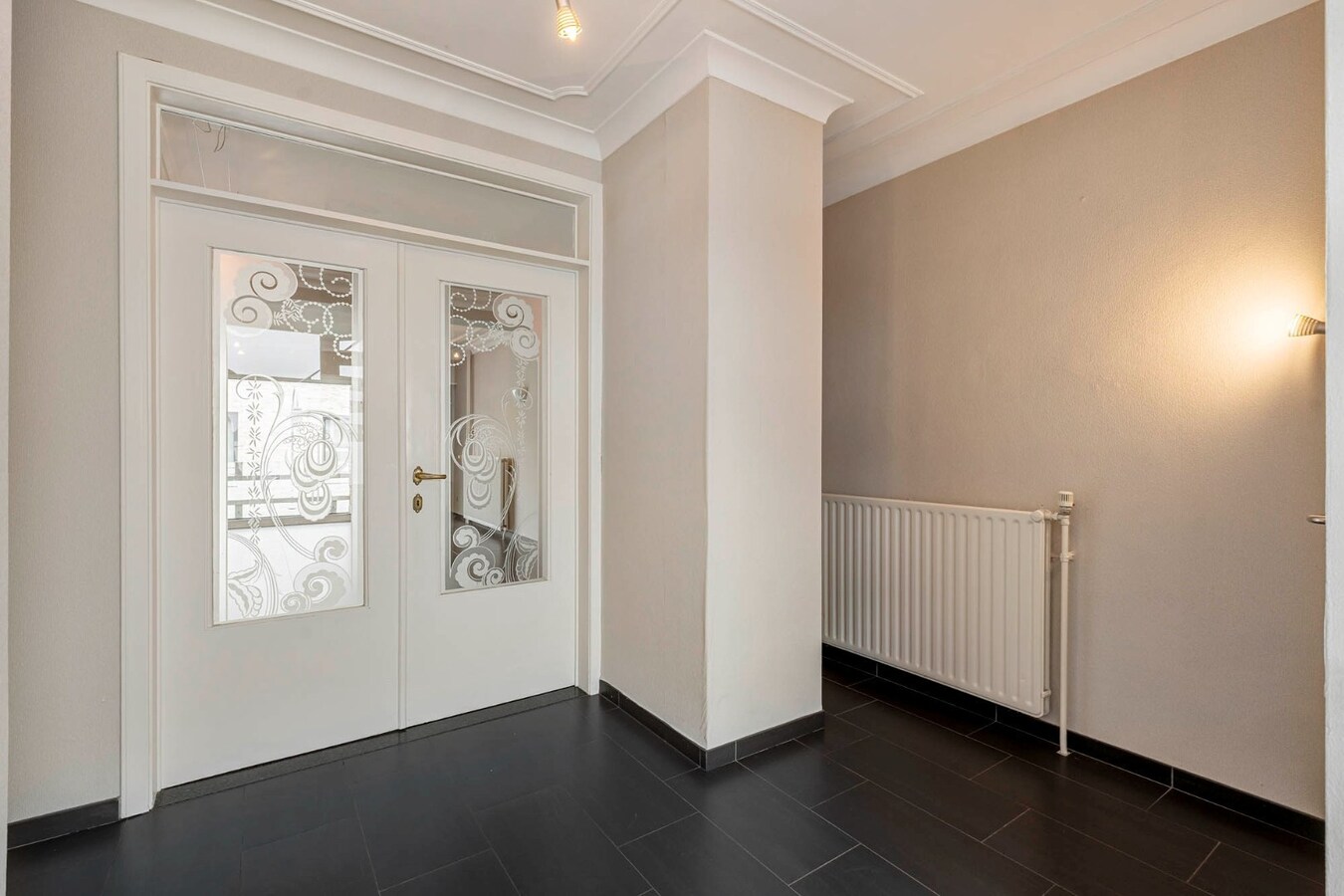 Comfortabel, zeer ruim appartement met 4 slaapkamers, terras en garage in het centrum van Neeroeteren! 