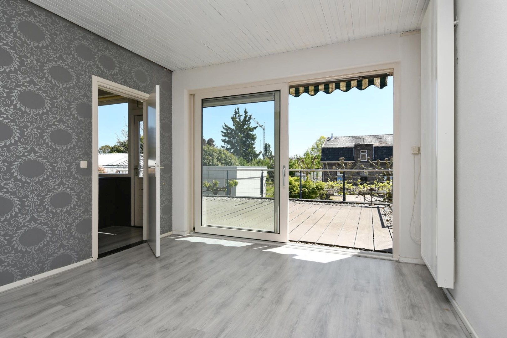 Verrassend ruime levensloopbestendige woning met vier slaapkamers, terras en souterrain met ruime hobbyruimte en inpandige garage. 