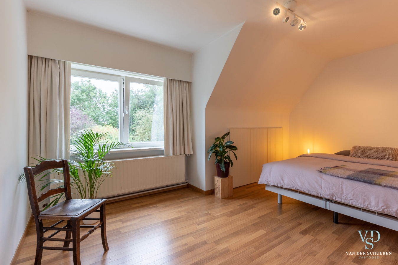 Authentiek landhuis met 5 ruime slaapkamers én gelijkvloers bureau. 