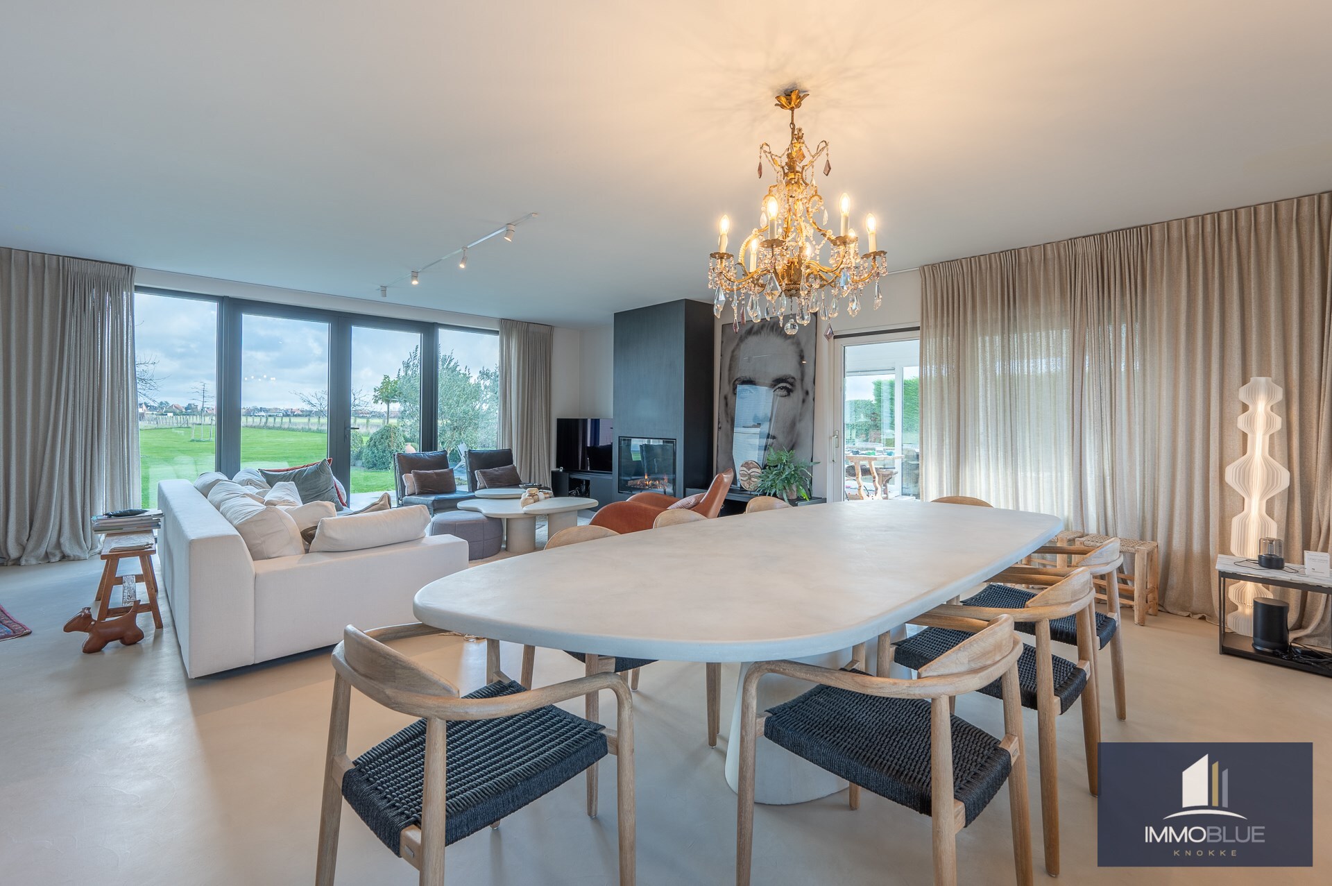 Charmante hoeve met volledig ingericht atelier gelegen op een perceel van ongeveer 5.500 m². 