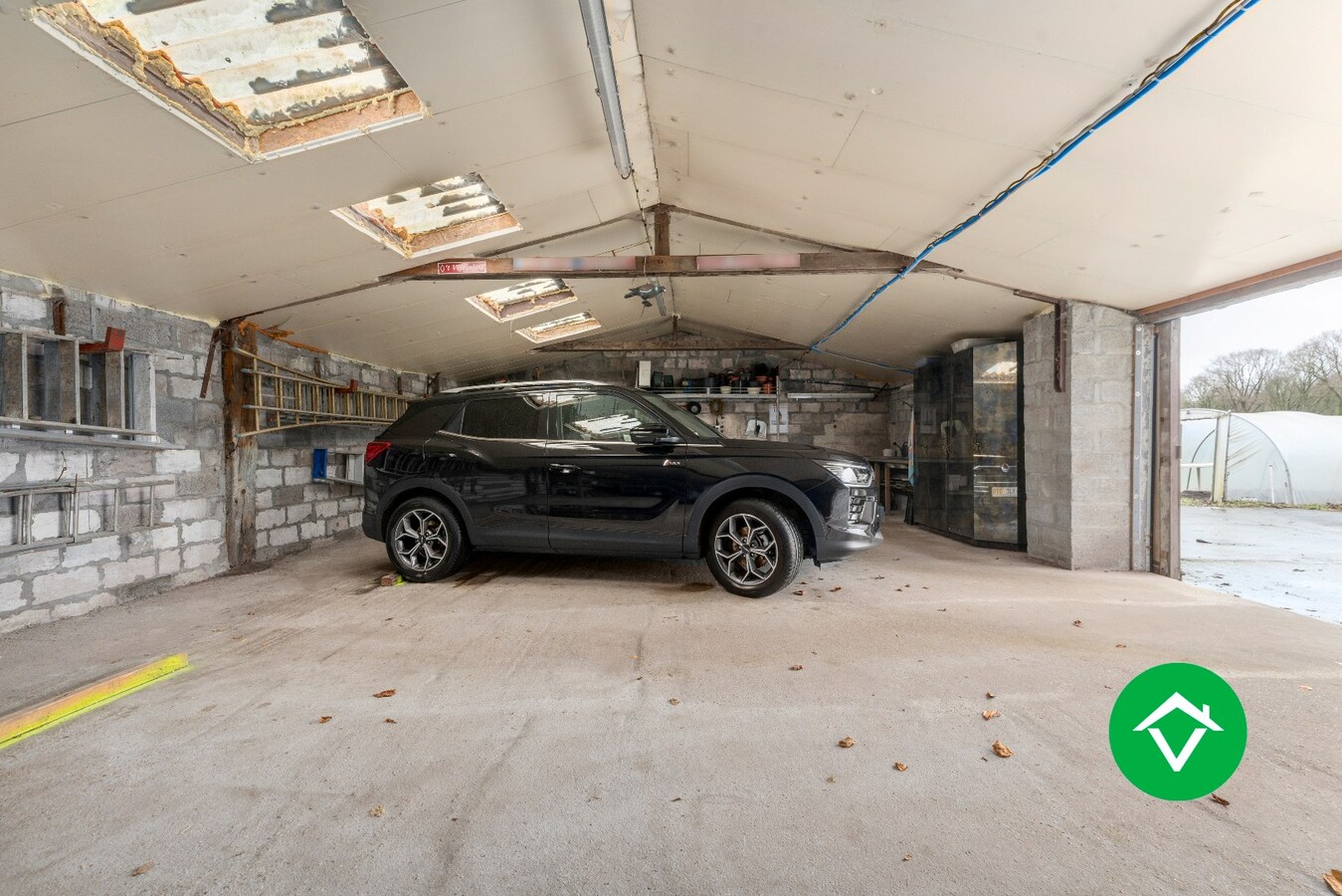 Rustig gelegen alleenstaande woning met bijgebouwen te Koekelare 