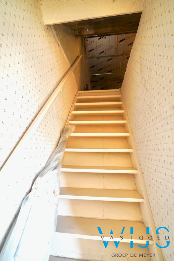 Halfopen bebouwing met vernieuwd dak en topligging in hartje Evergem ! 