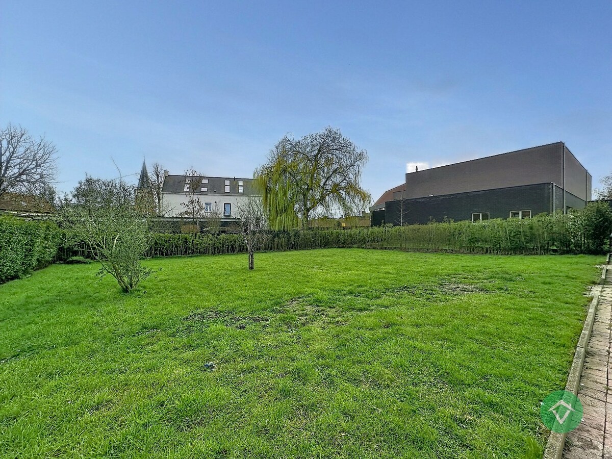 Statige gezinswoning met zonnige tuin, drie slaapkamers en topligging in Leke 