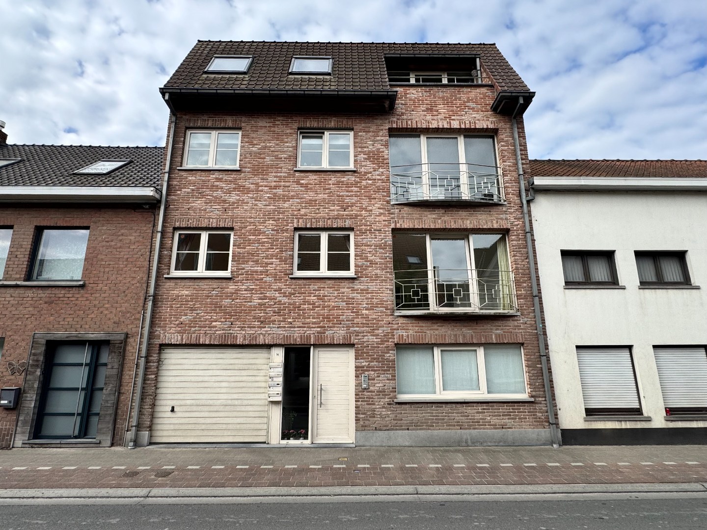 Appartement op de eerste verdieping met terras en garage te Zulte. 