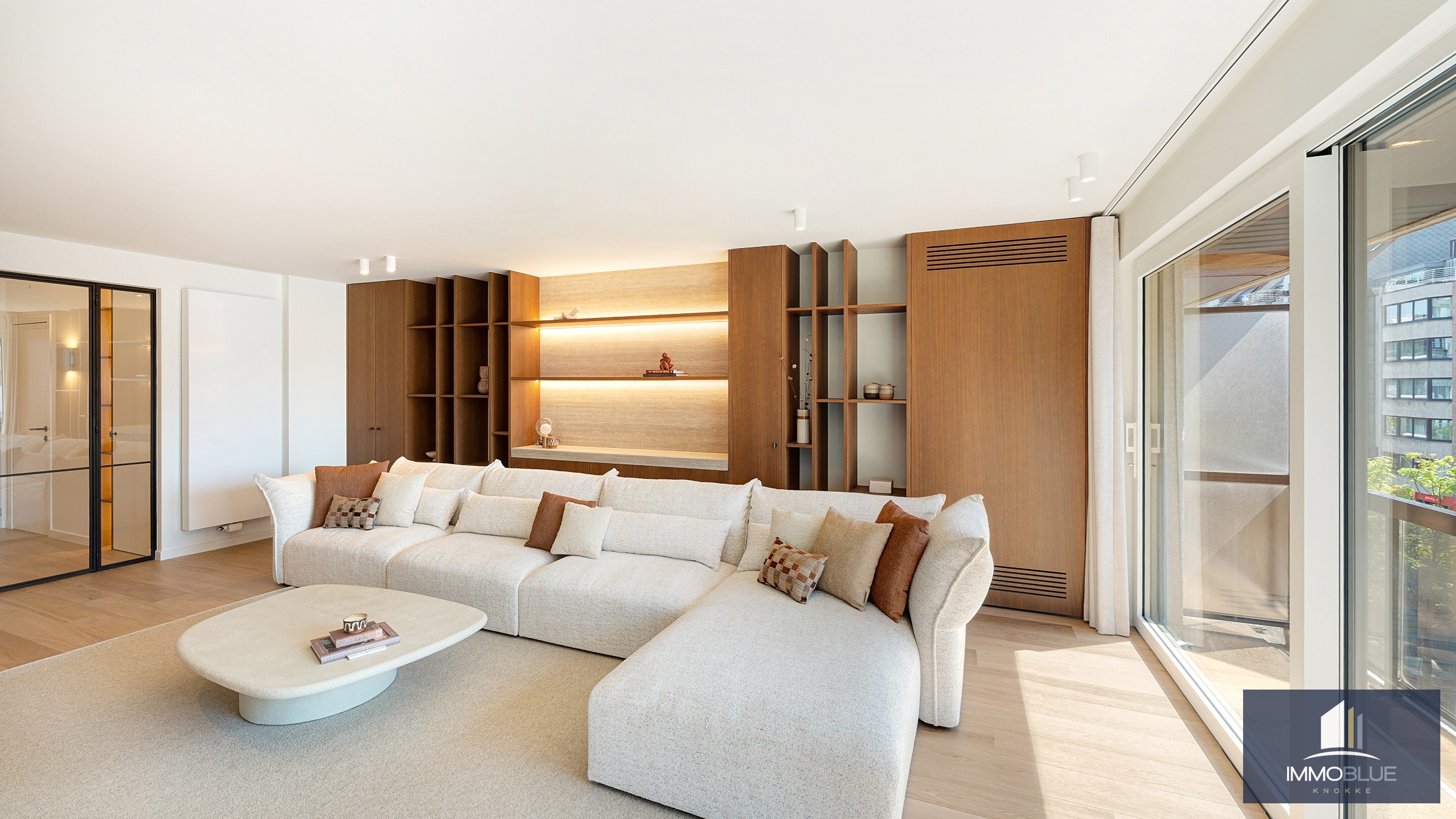 Uitzonderlijk hoekappartement, gelegen in de Zoutelaan, met een gevelbreedte van ca. 16 meter en biedt een open uitzicht op de Lippenslaan. 