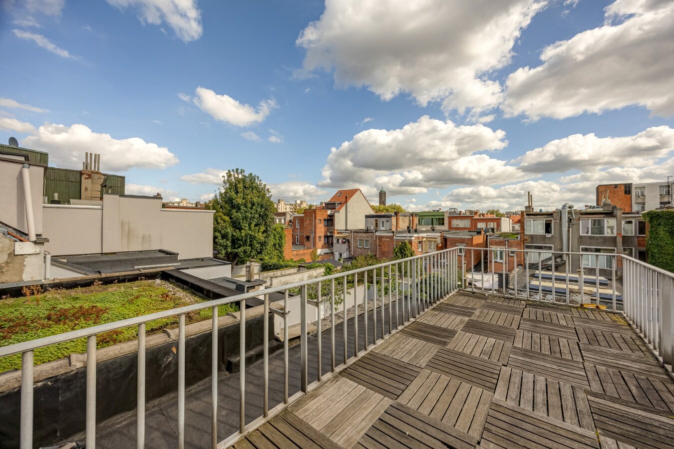 Te renoveren appt. met ruim terras te Antwerpen! 
