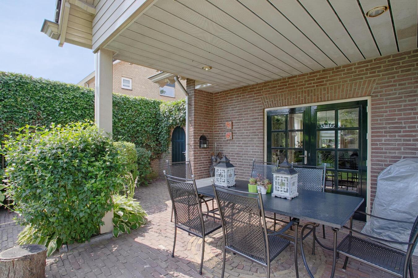 Vrijstaande woning met grote garage, 4 slaapkamers en ruime zolderverdieping. 