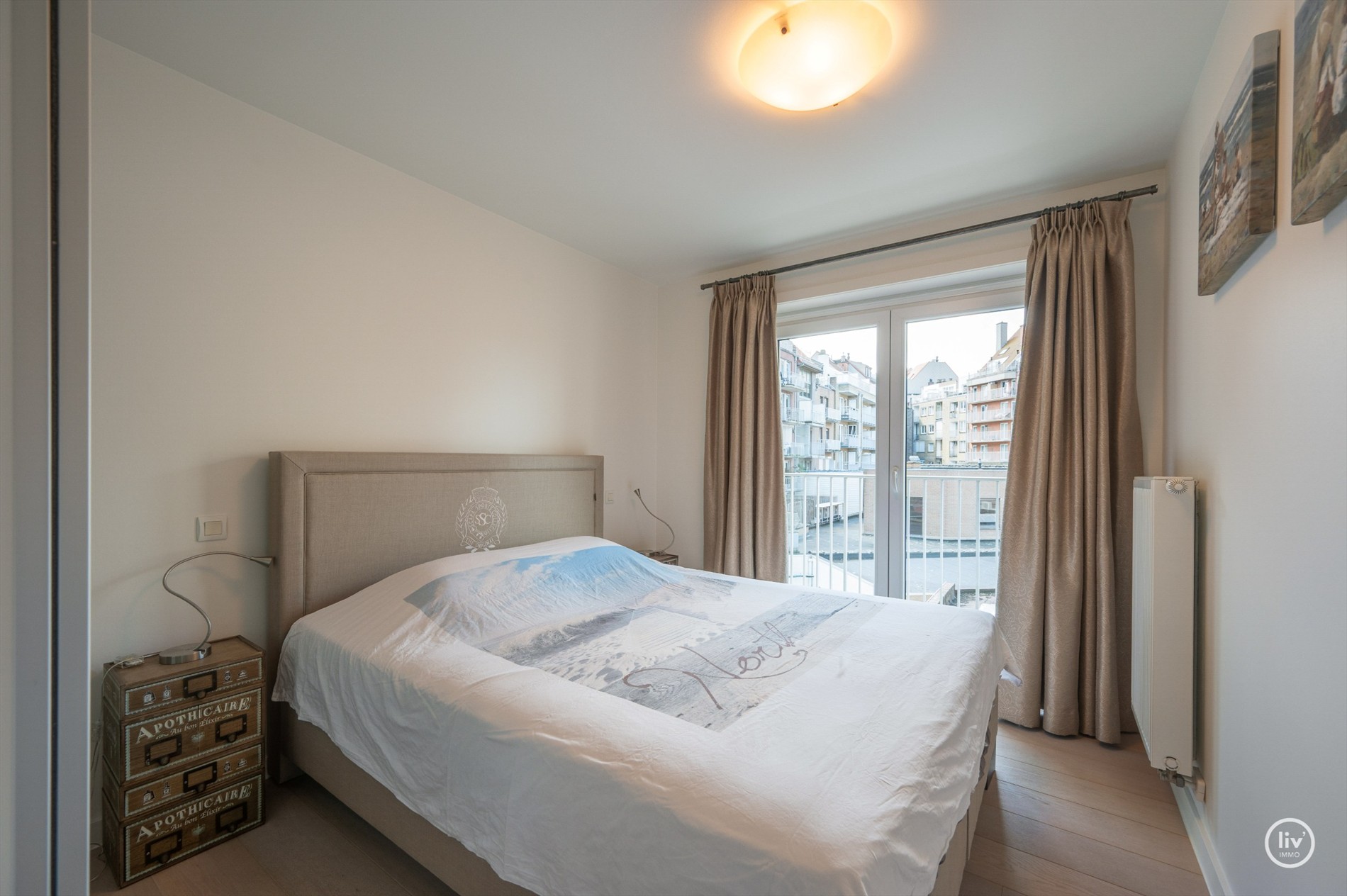 Ruim en récent (2011) appartement met 2 volwaardige slaapkamers op een topligging vlakbij de Dumortierlaan te Knokke. 