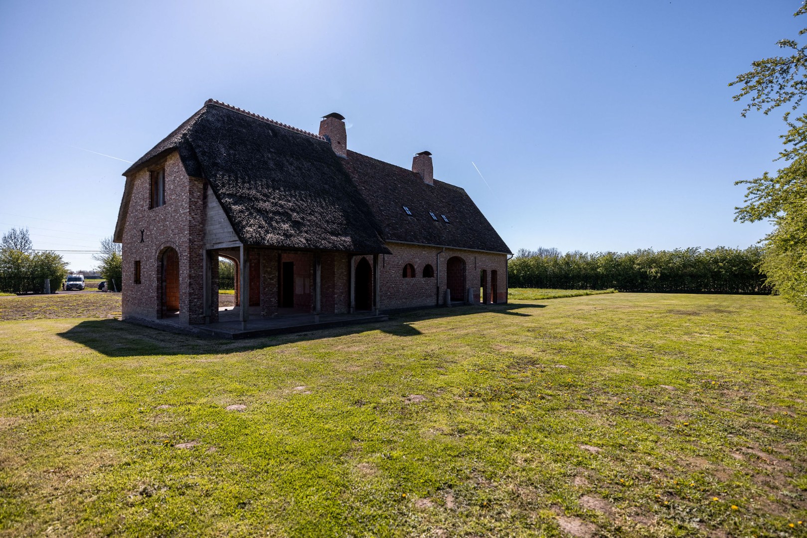 Landelijk gelegen ruwbouwhoeve met bijgebouwen op uitzonderlijk perceel van ca. 9.331 m² 