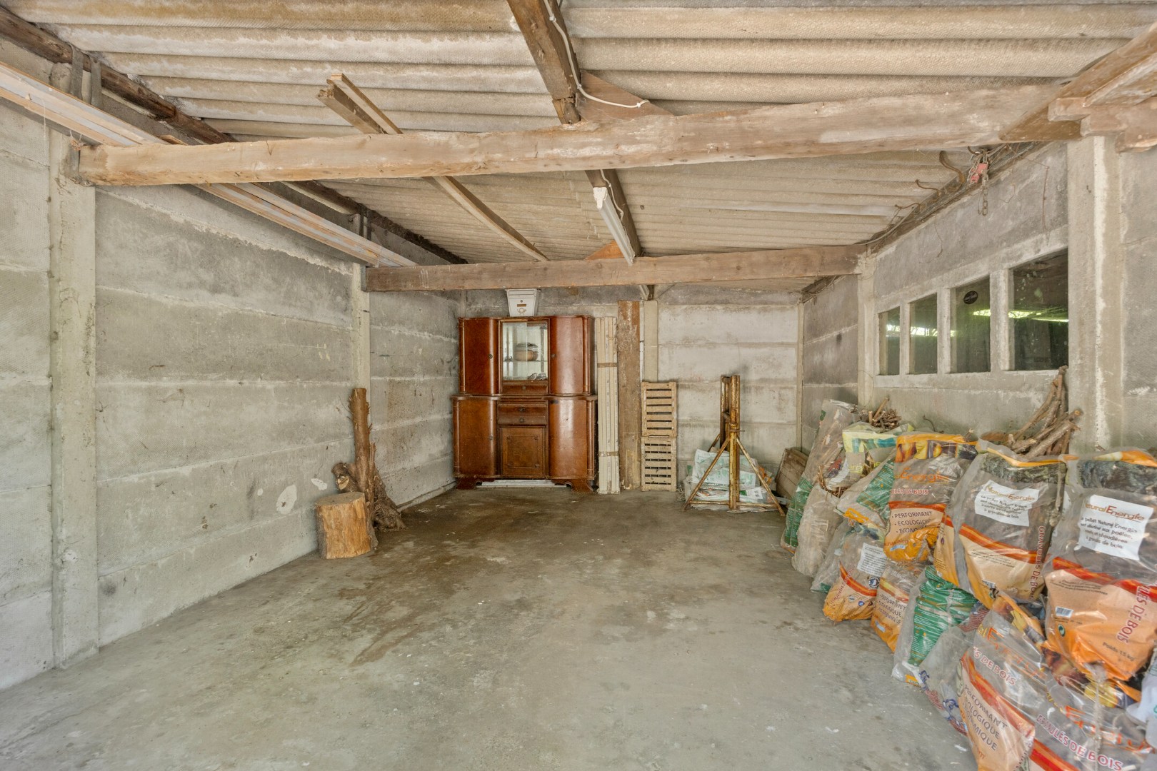 Ruime te renoveren woning met 3 slaapkamers in Lubbeek met doorgang langs het perceel van de buren. EPC: 736 KWH/m² 