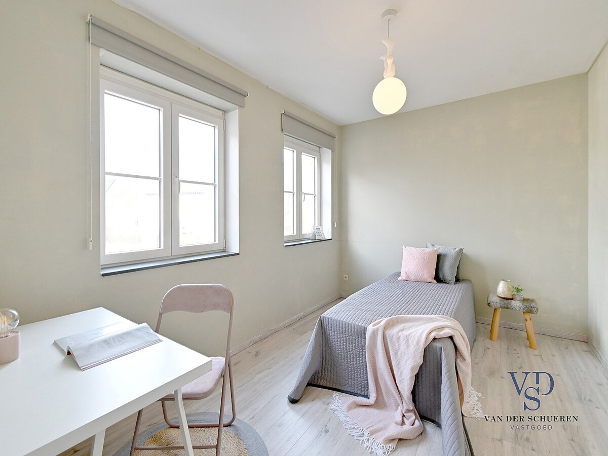 Recente pastorijwoning in hartje Dikkelvenne. 