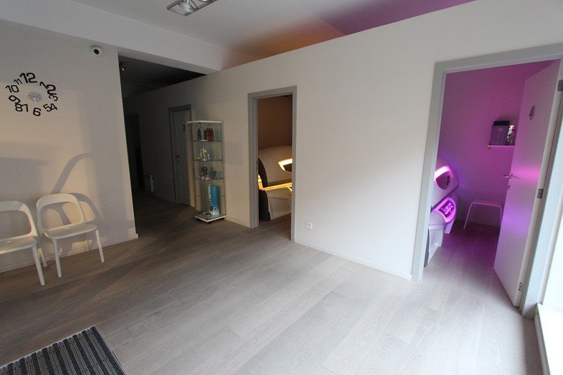 Volledig vernieuwd handelspand met mooi breed etalageraam in het centrum van Koekelare 