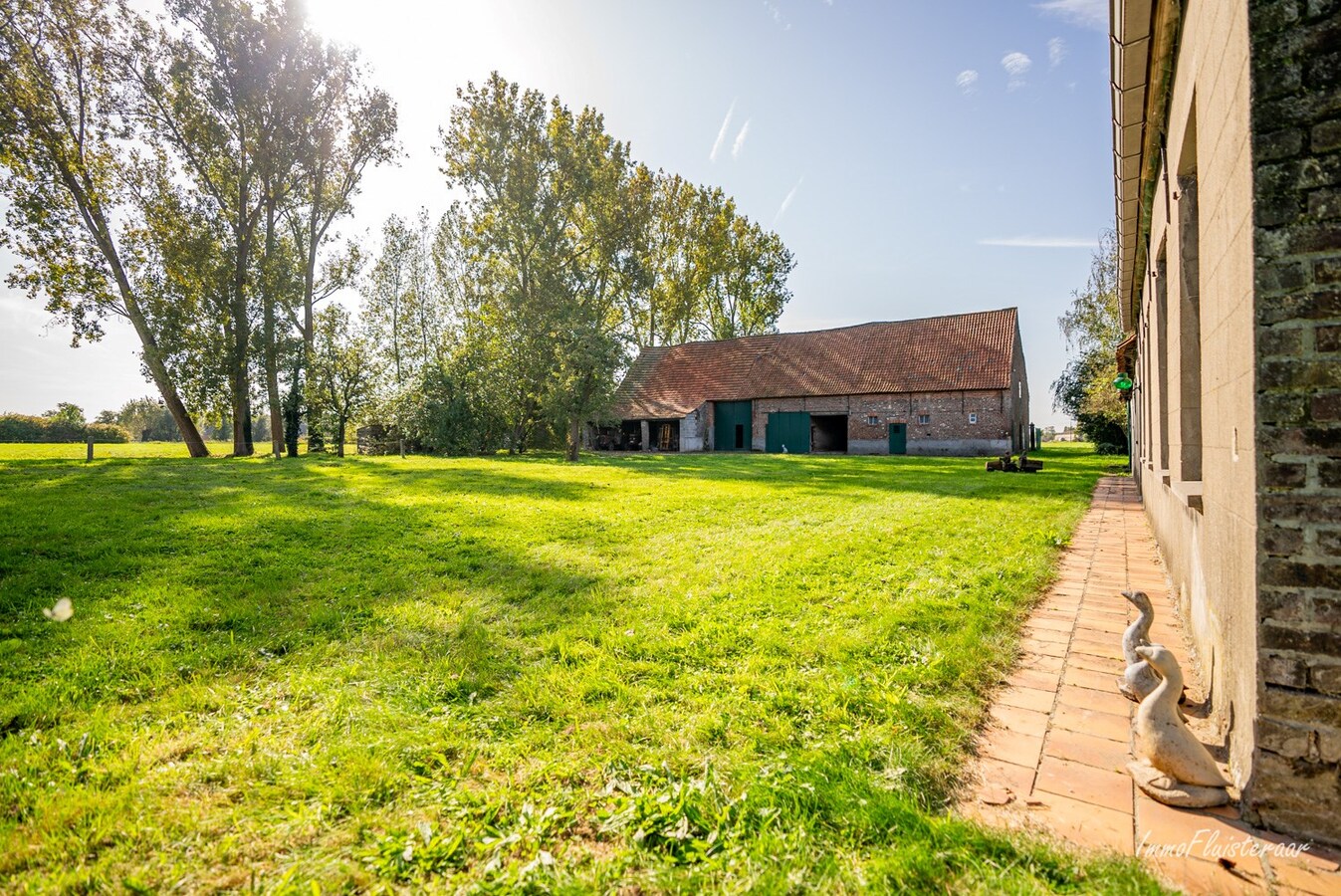 Idyllically located to renovate farm in Deinze on approximately 6 hectares. 