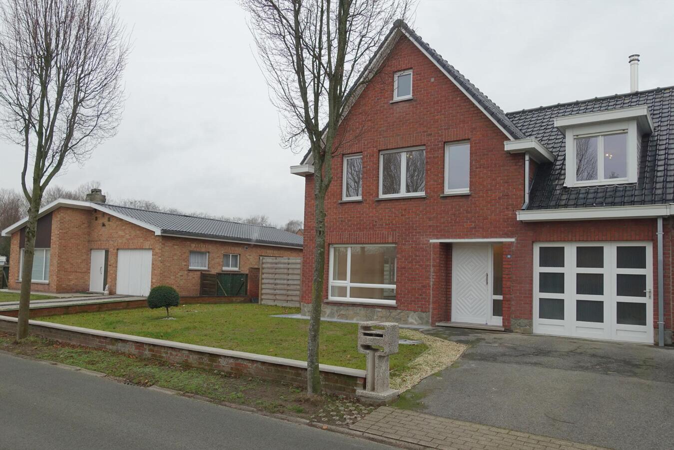 Halfopen woning met garage 