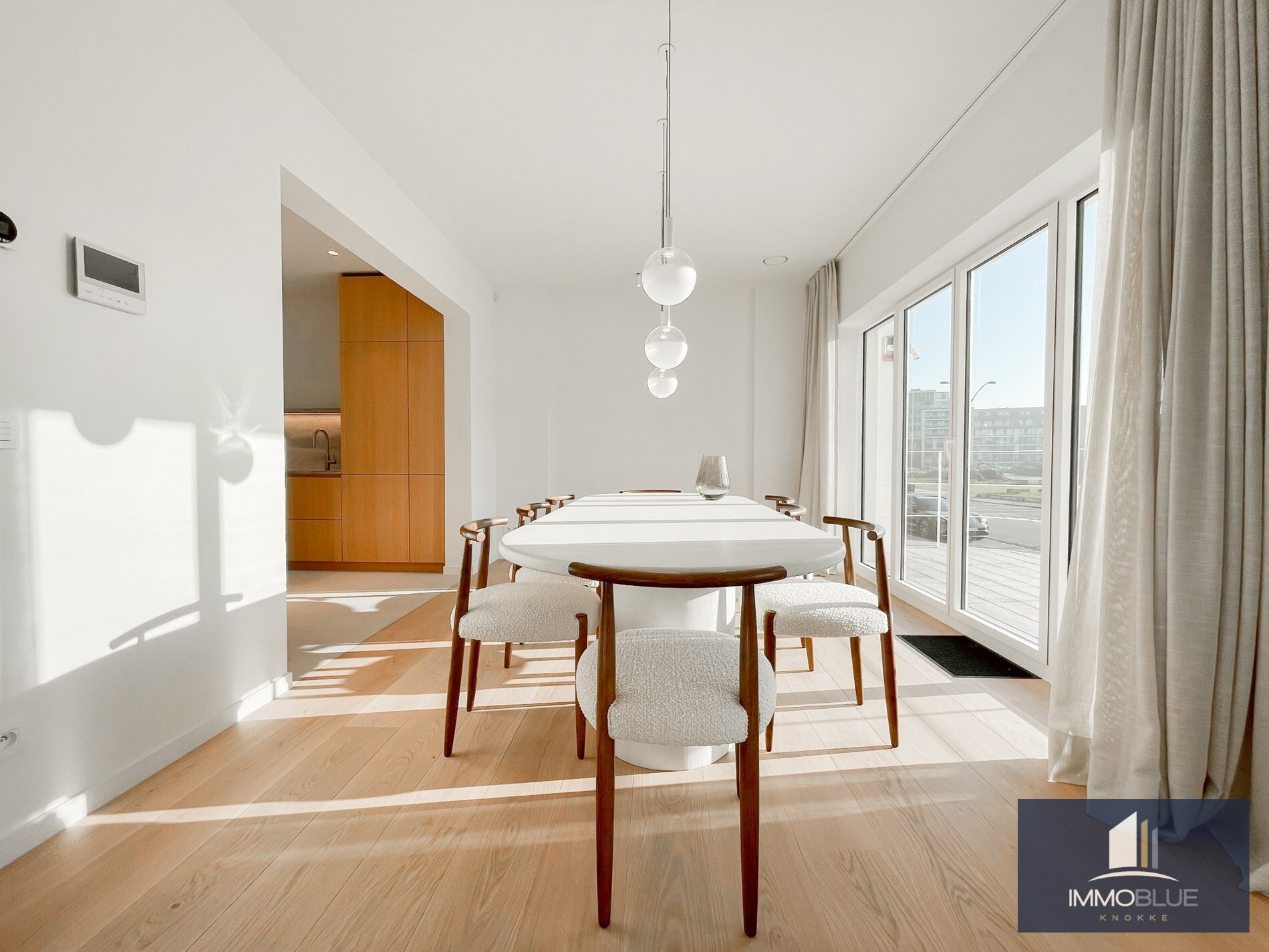 Exclusieve villa: Uitzonderlijk volledig gerenoveerde villa met frontaal zeezicht. 