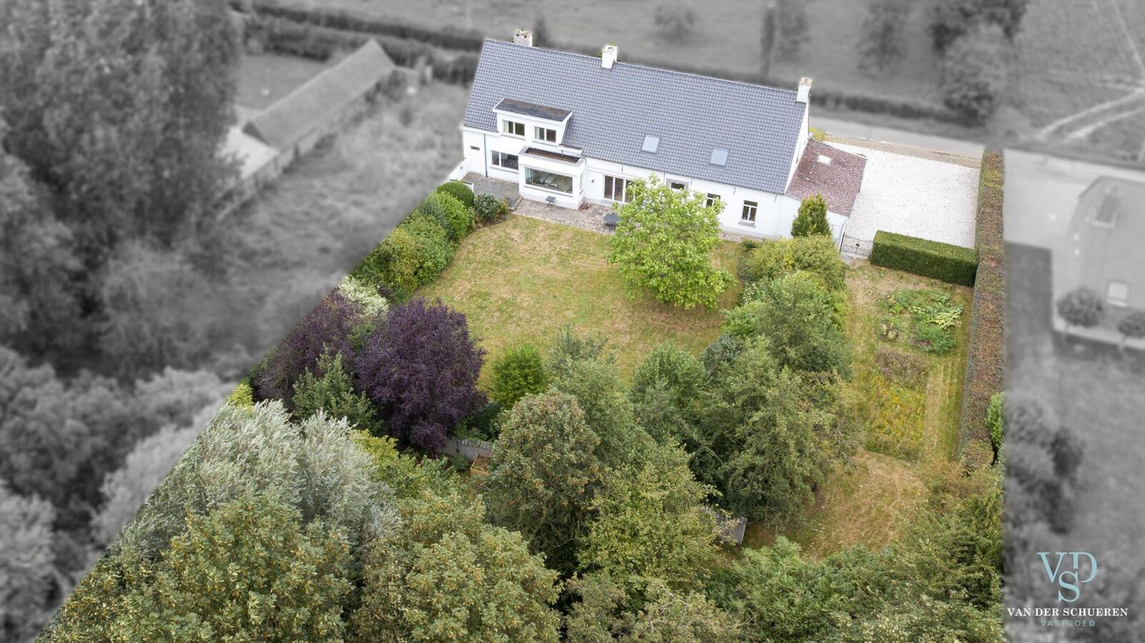 Authentiek landhuis met 5 ruime slaapkamers én gelijkvloers bureau. 