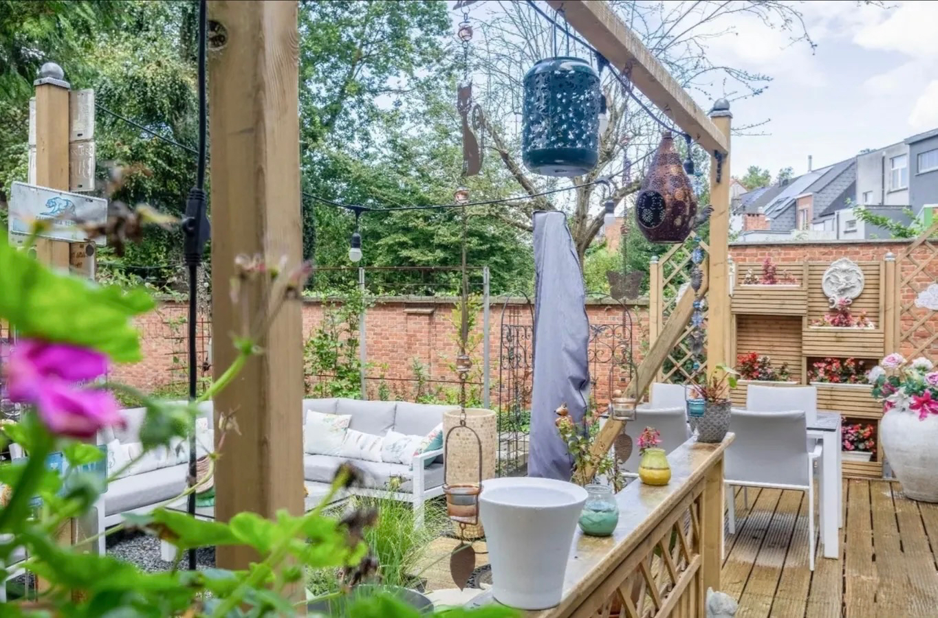 Instapklaar gelijkvloers appartement met tuin en parking in Sint-Amandsberg 