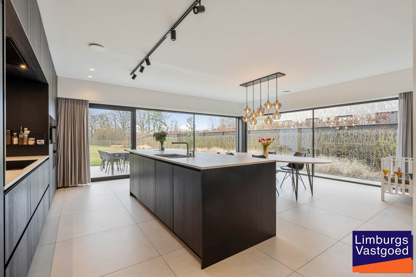 Hoogwaardig afgewerkte gezinswoning, 4 slpk, op 48a23ca, nabij centrum 