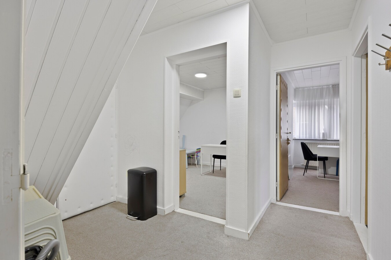 Woning met vergunde loods (300 m² x 2) en bijgebouw (50,50 m²). 