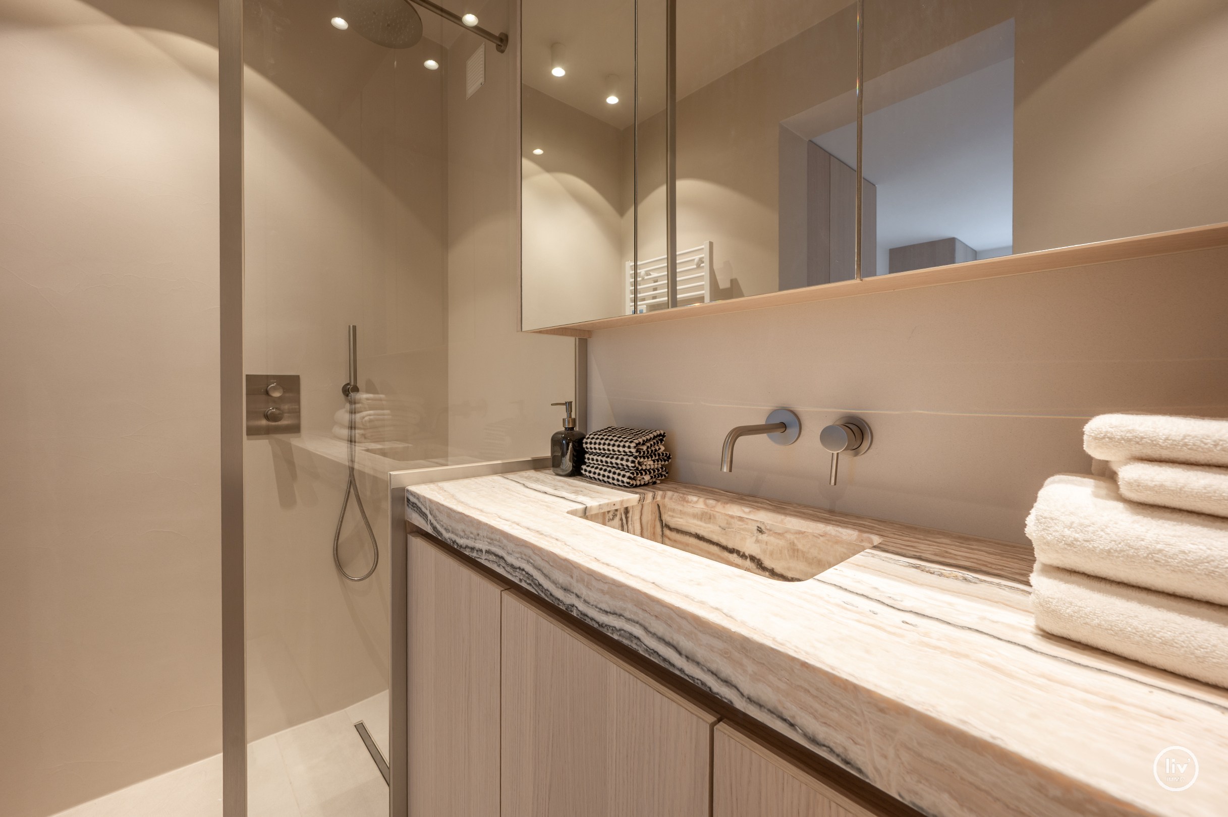 Gerenoveerd 3 slaapkamerappartement centraal gelegen vlakbij de LIppenslaan te Knokke. 