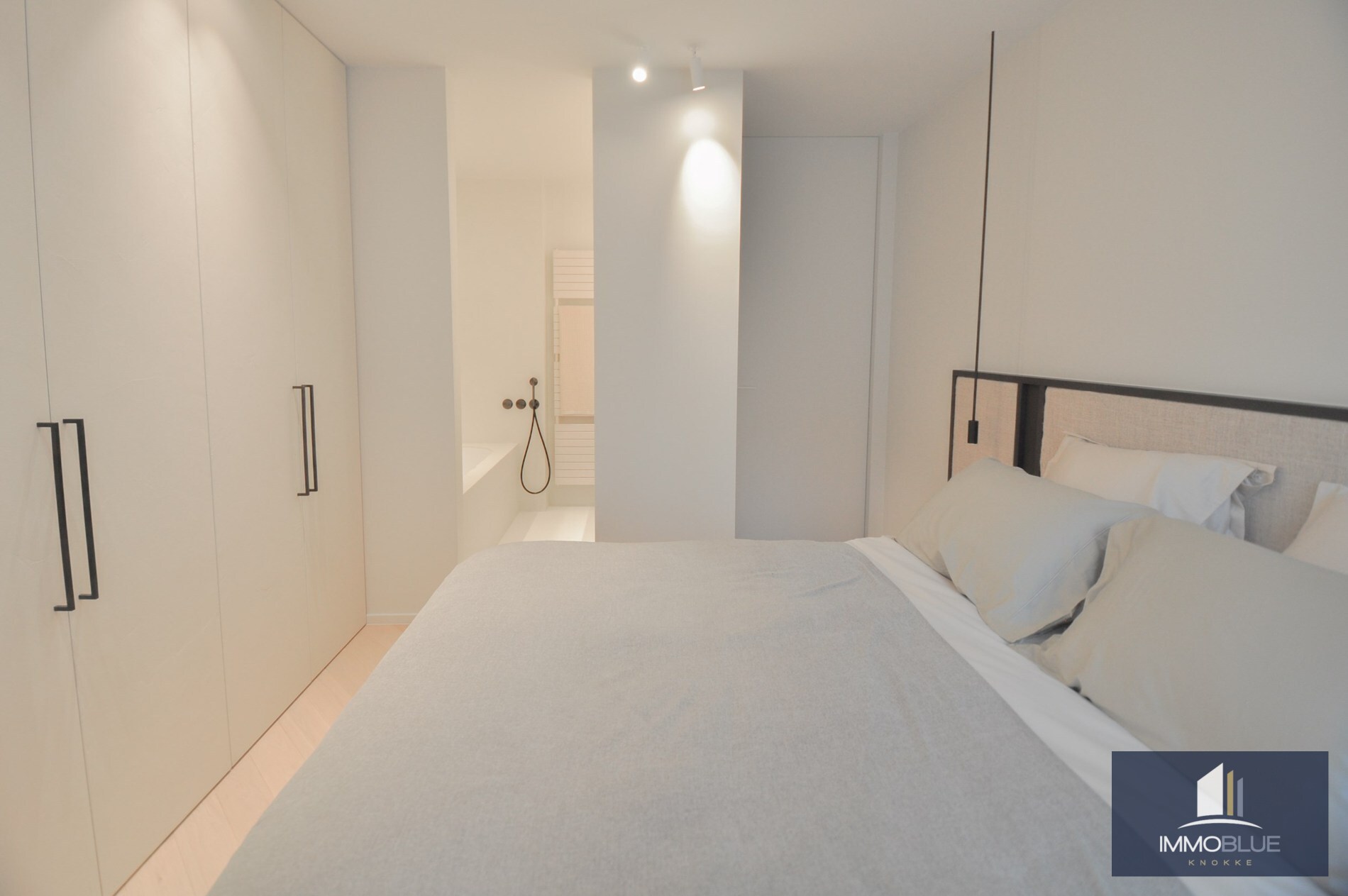 Uitzonderlijk, tijdloos volledig gerenoveerd appartement met een open zicht . 