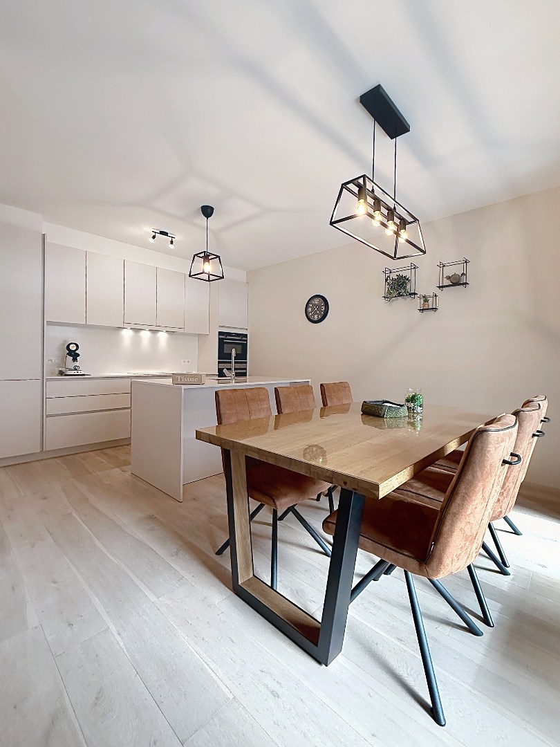 Voici la traduction en français : Appartement spacieux prêt à emménager - grande terrasse ensoleillée. 