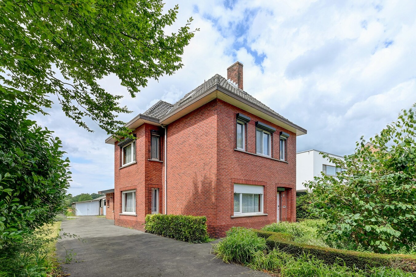 Ruime woning met werkplaats op een perceel van circa 30 are 