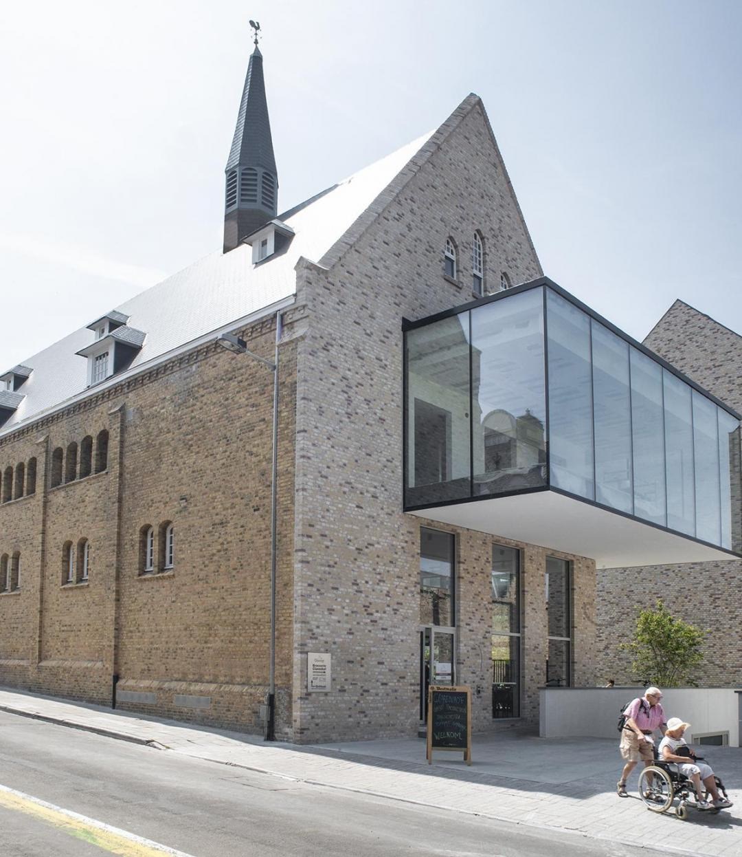 Luxueuze assistentieflat (89m² + 5m² terras) met 2 slaapkamers te Nieuwpoort. 