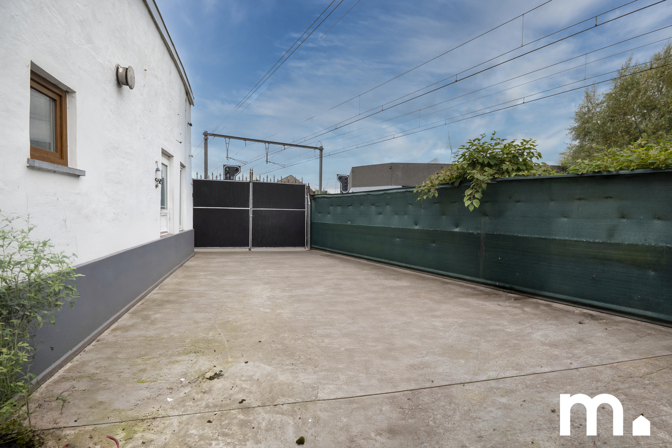 Centraal gelegen woning met ruime garage/opslagplaats te Izegem ! 