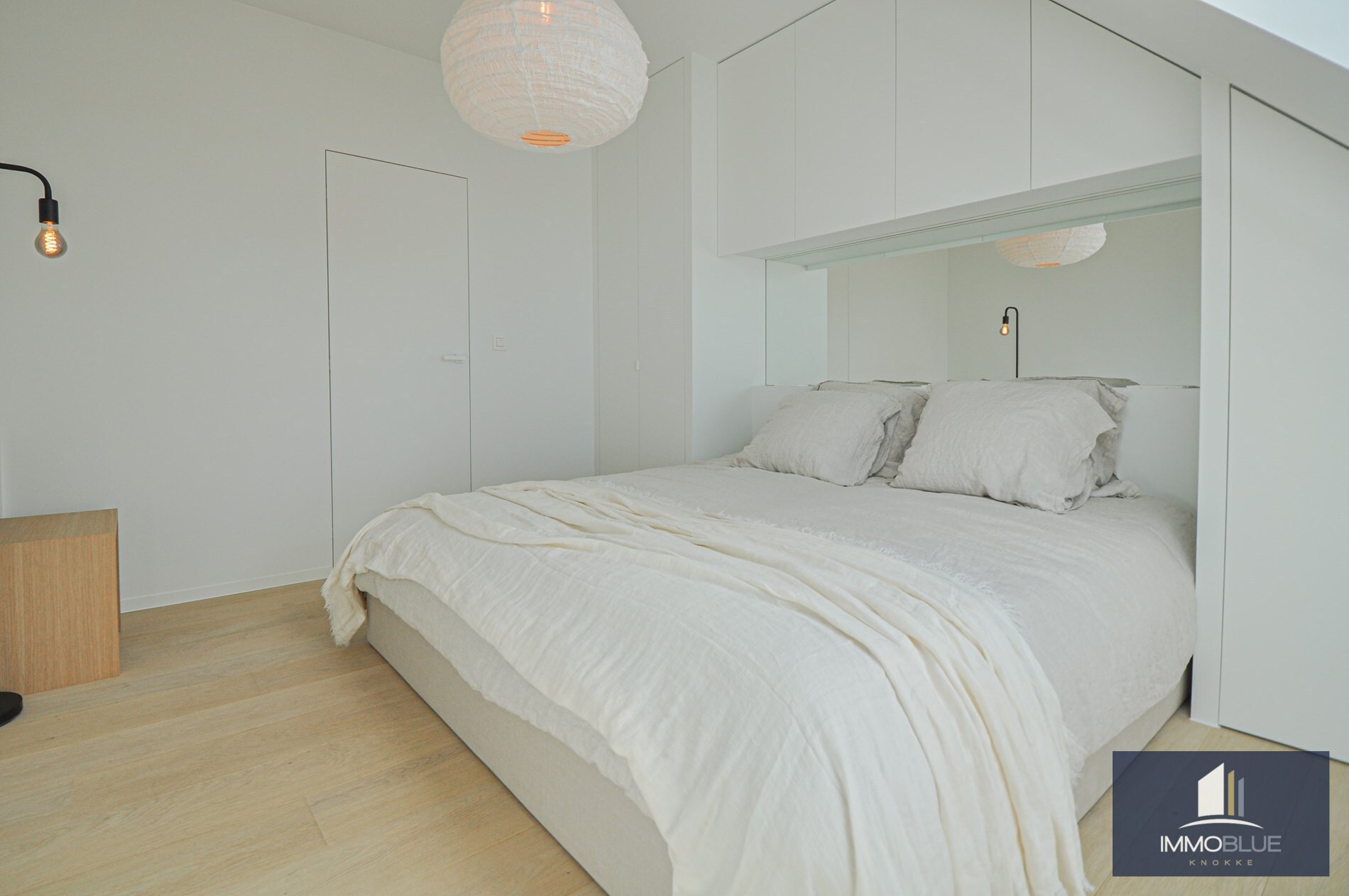 Appartement entièrement rénové avec une grande terrasse ensoleillée. 