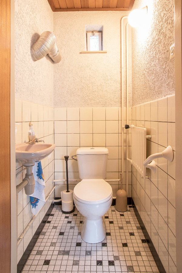 Vrijstaande eengezinswoning met garage en carport. 