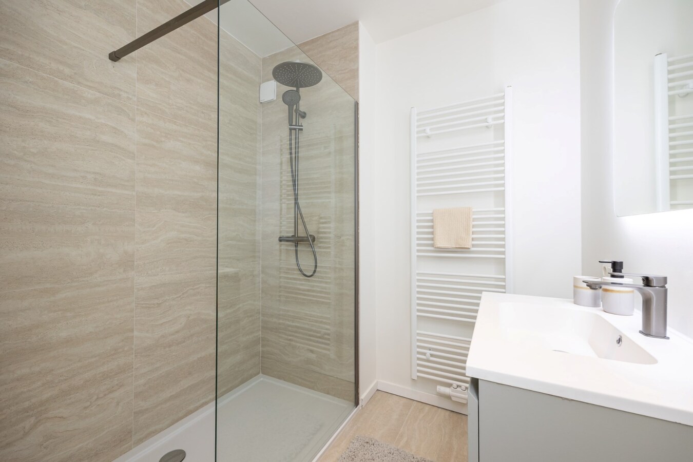 Gerenoveerd glvl appt met tuin te Kontich! 