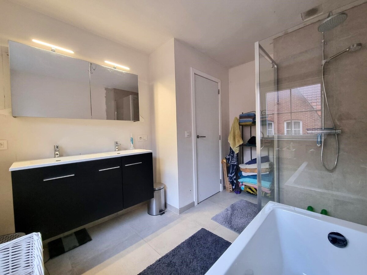 Halfopen nieuwbouwwoning (onder registratierechten!) met dubbele garage te Dudzele 