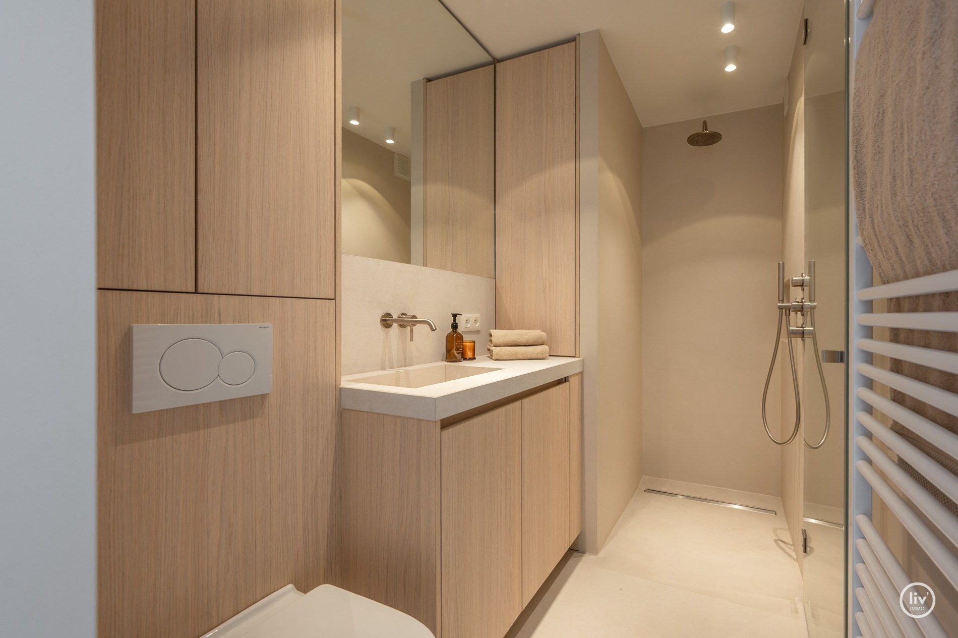 Gerenoveerd penthouse met 2 slaapkamers centraal gelegen op de August Dansestraat te Knokke. 