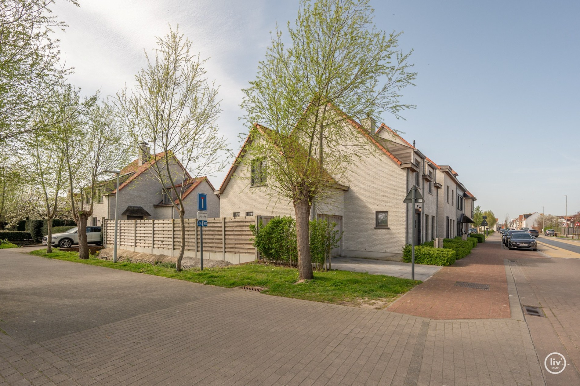 Prachtige halfopen woning met 5 slaapkamers en mooie tuin gelegen in Knokke. 