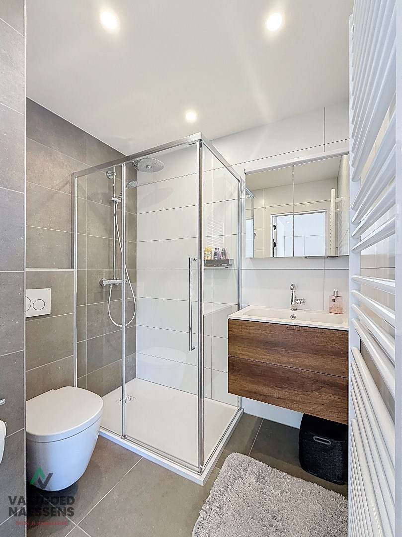 SCHITTEREND VERNIEUWDE STUDIO MET SLAAPHOEK VLAKBIJ ZEEDIJK 