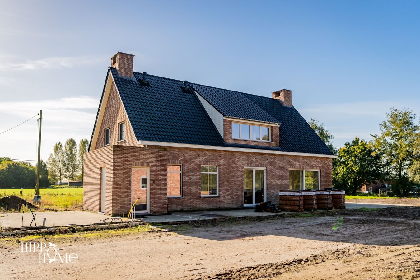 Hedendaags woning met hangar en aanpalend grasland op +/- 1,5ha 