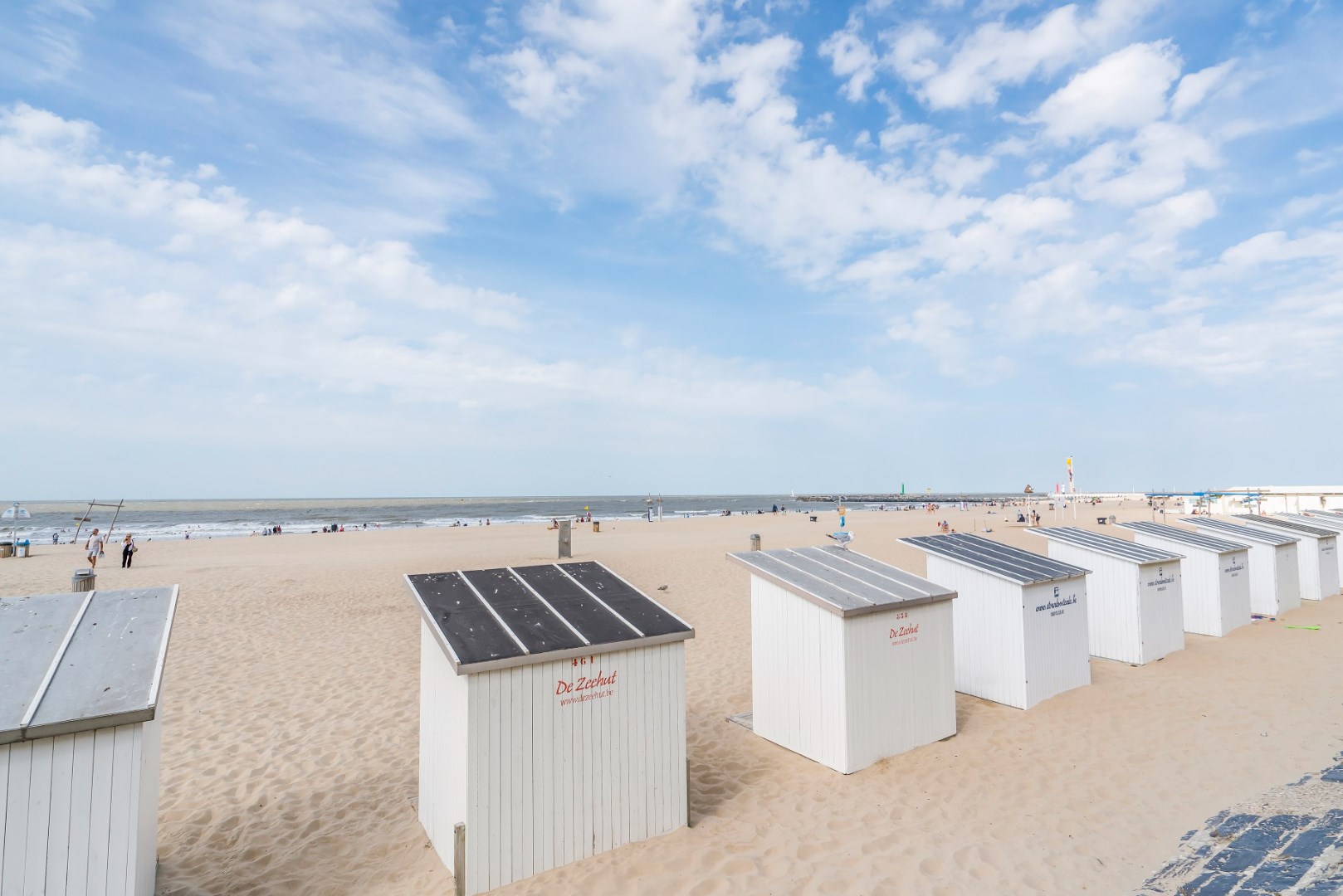 GEMEUBELDE STUDIO MET ZIJDELINGS ZEEZICHT IN CENTRUM OOSTENDE 