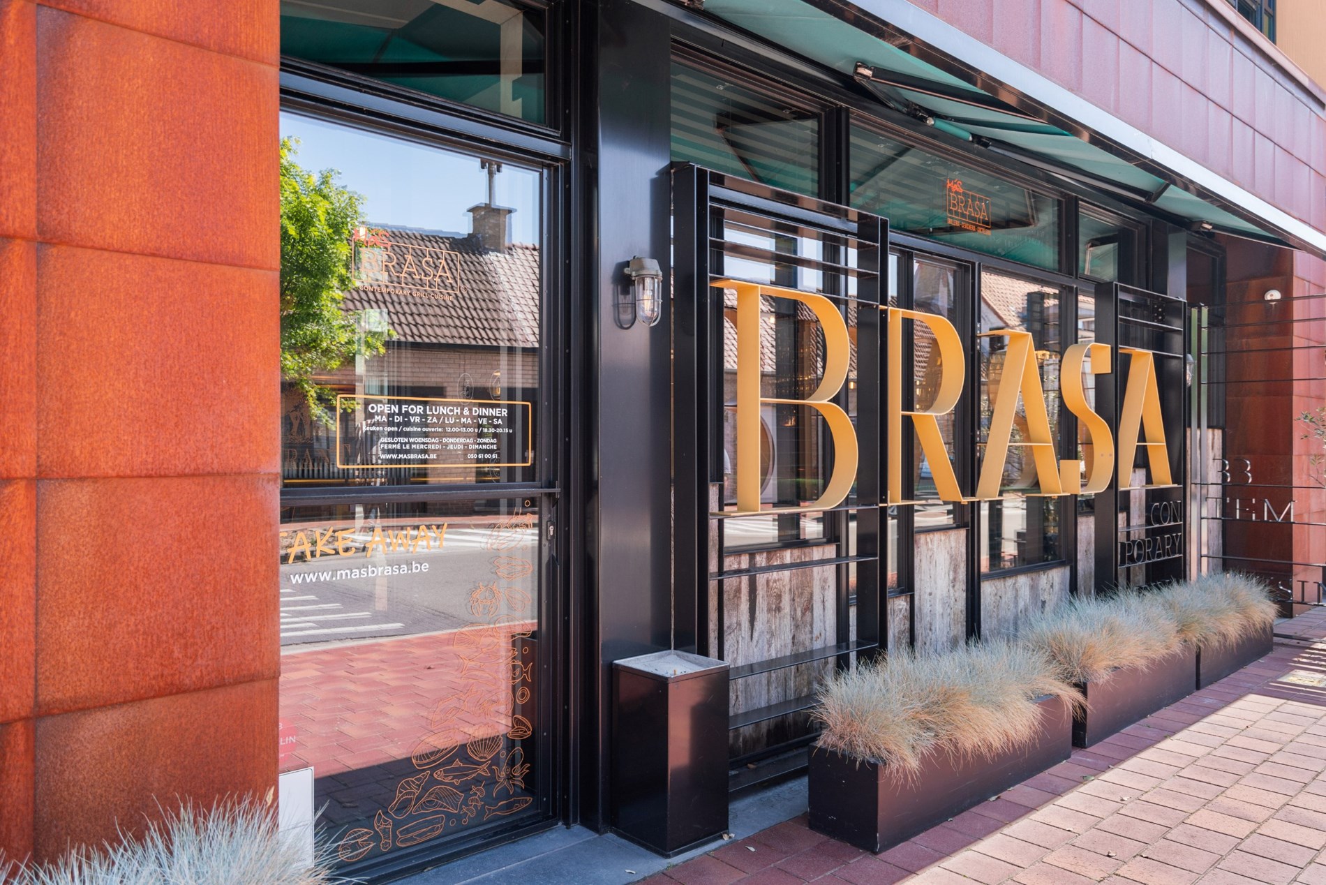 Magnifique local commercial fini (°2015), aménagé en restaurant équipé de toutes les technologies récentes et en excellent état, situé au centre de Knokke, à proximité de l'avenue Lippens et du marché 