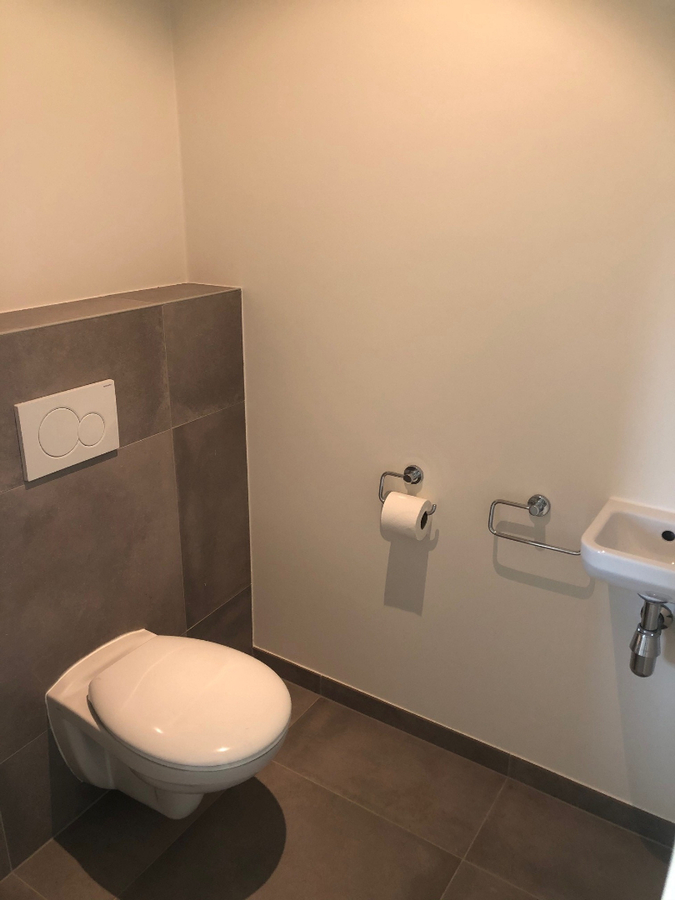 Prachtig nieuwbouwappartement  (geen vaste kosten; met ondergrondse staanplaats voorzien van oplaadmogelijkheid voor elektrische wagen). 