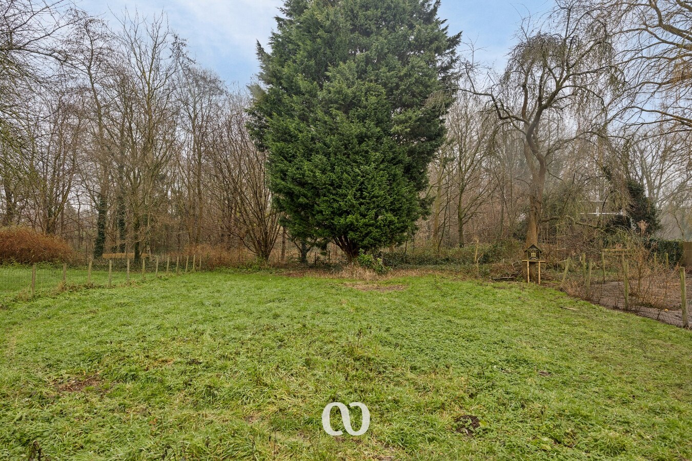 Gedeeltelijk gerenoveerde half open bebouwing met atelier 