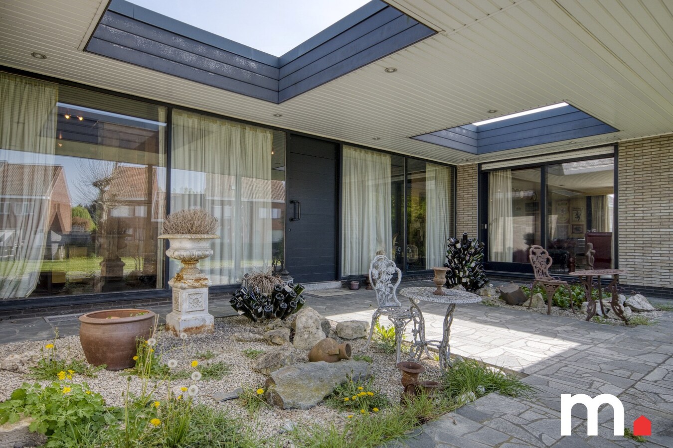 Unieke Villa te Roeselare op 2258m² met 28 zonnepanelen en 432m² bewoonbare oppervlakte! 