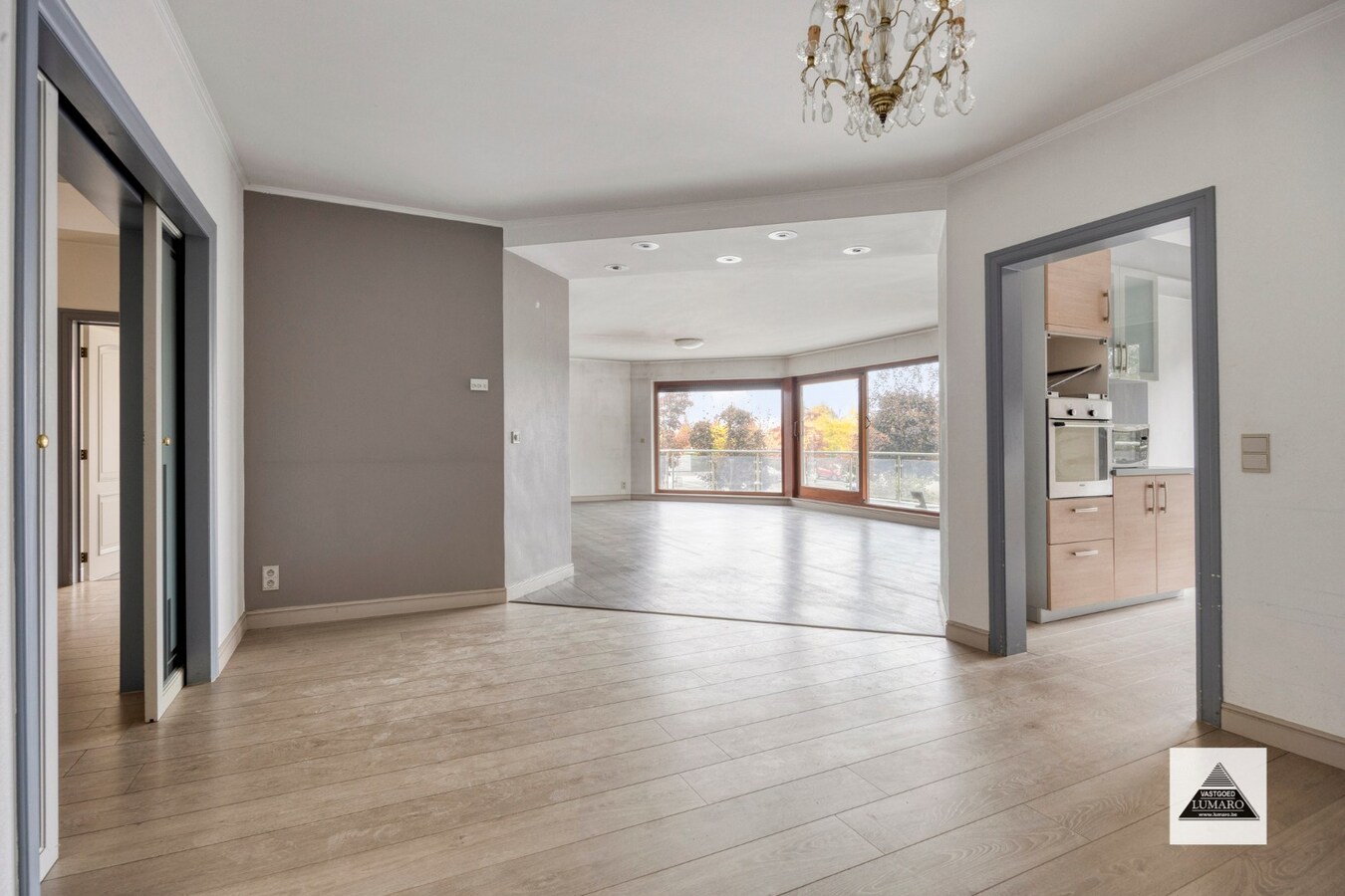 Appartement (175 m²) met 3 slaapkamers, terras (25 m²), 2 badk., 2 garages, berging. 1e verdiep (lift). 