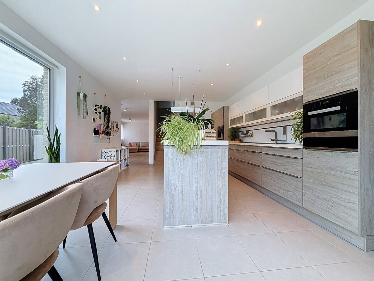 Recente, tiptop afgewerkte HOB op goede ligging te Erembodegem 