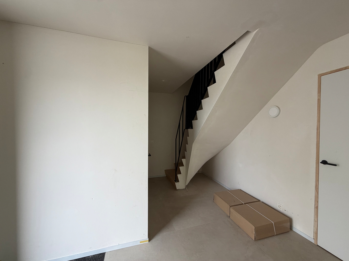 Ruime nieuwbouwwoning met terras en tuin. 