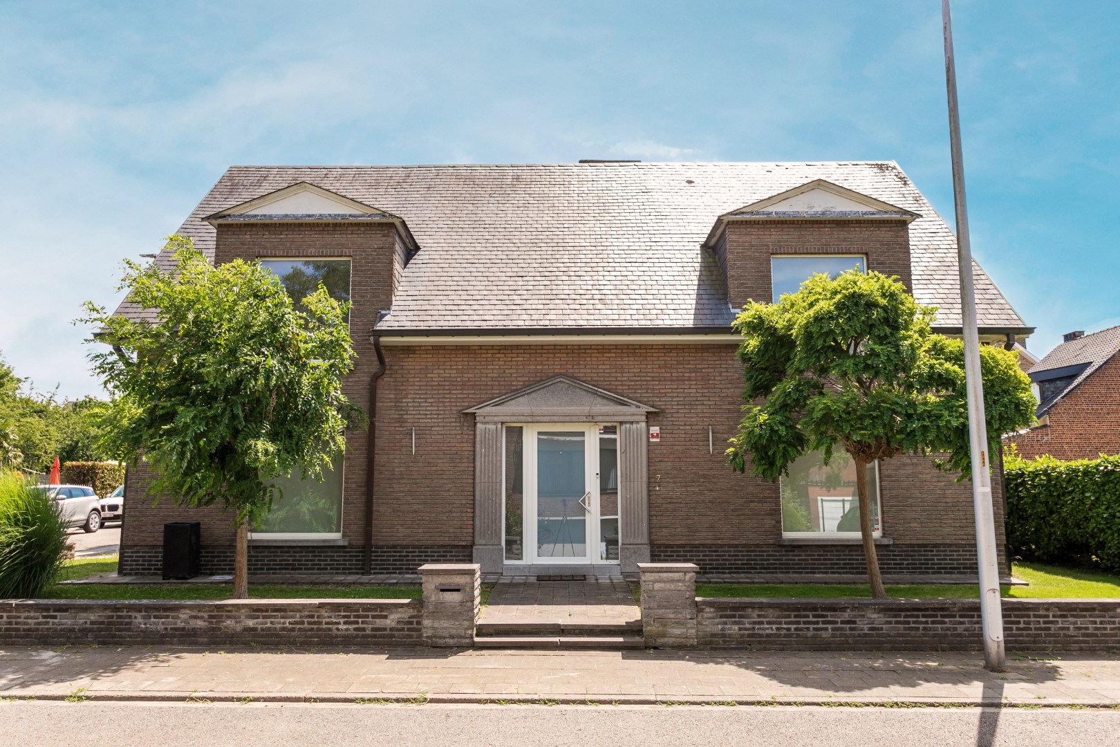 Ruime 4-gevelwoning met 4 slaapkamers, bureau, garage en tuin op 626 m² met bouwpotentieel in Halle 