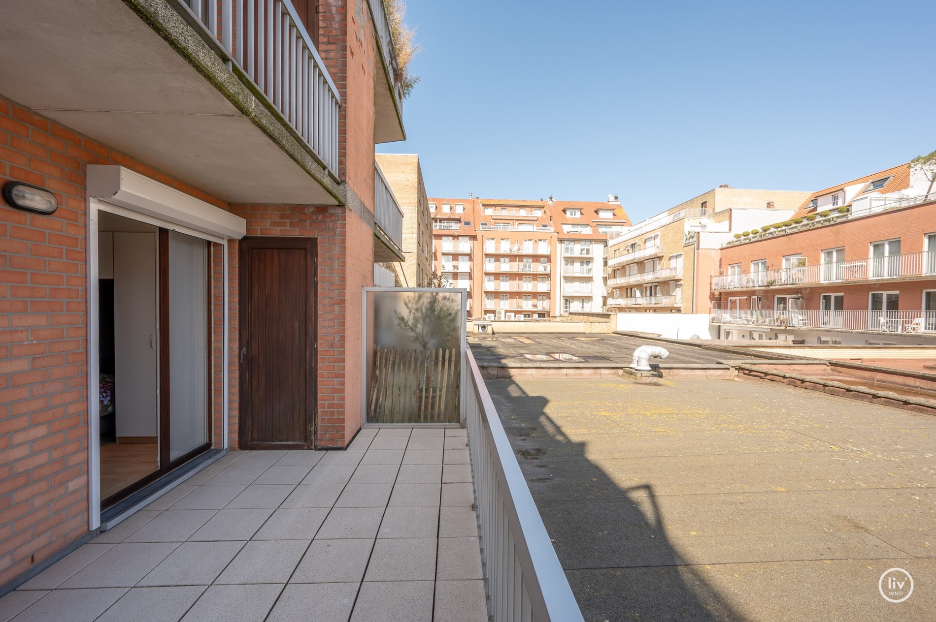 Bel appartement avec une grande terrasse ensoleillée situé dans une rue calme de l'avenue Dumortier. 