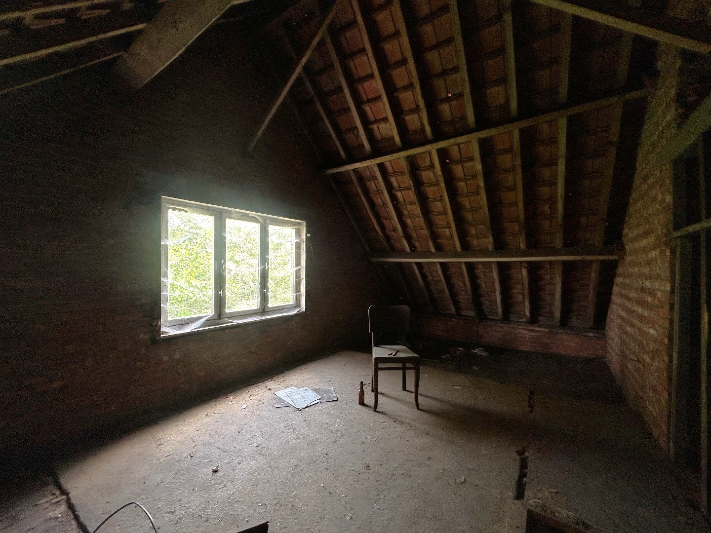 Te renoveren woning met loods/werkplaats in Geel 