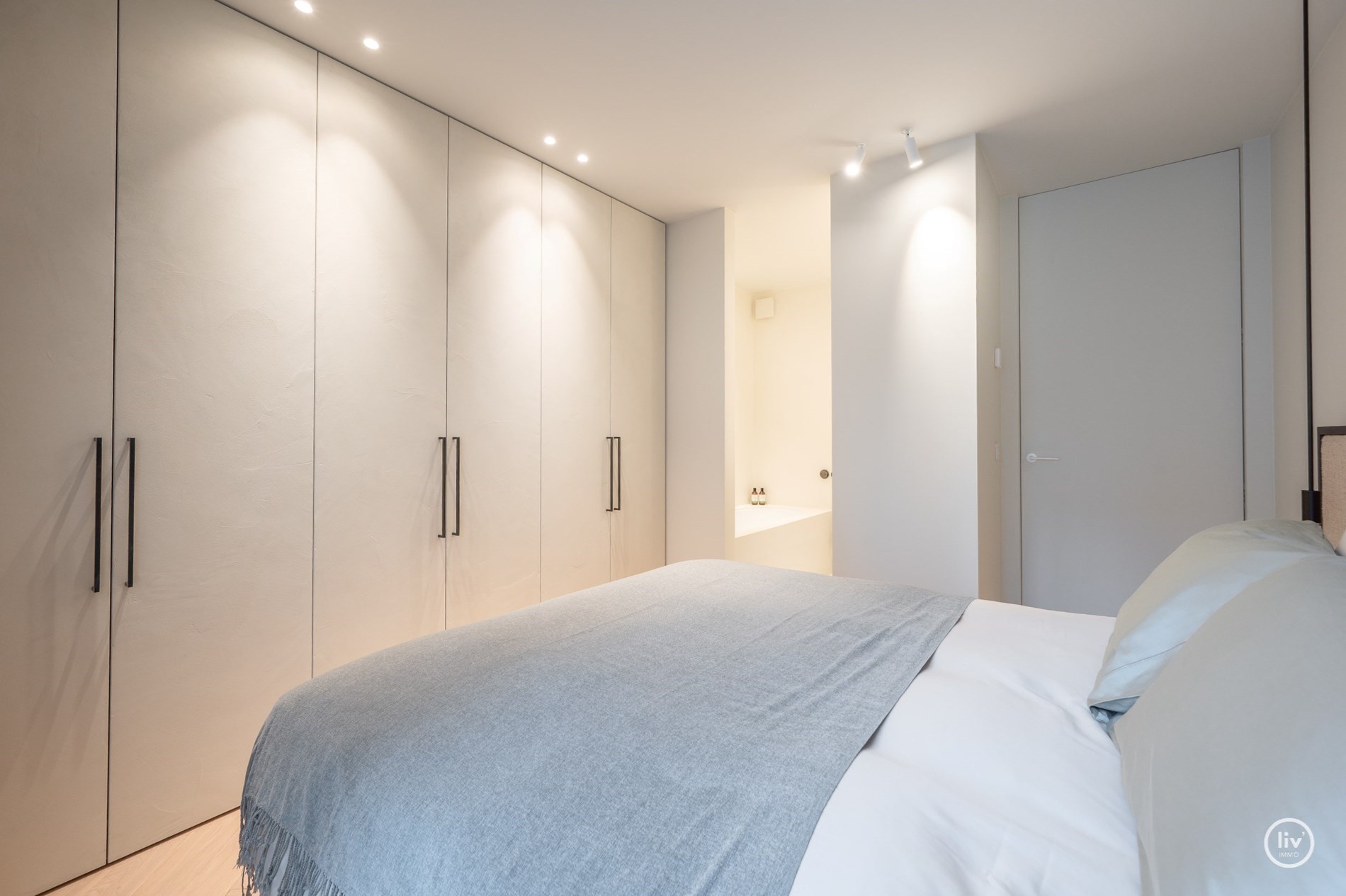 Appartement magnifiquement rénové de 150 m² avec vue dégagée sur l'église du Sacré-Cœur - Avenue Dumortier, Knokke. 