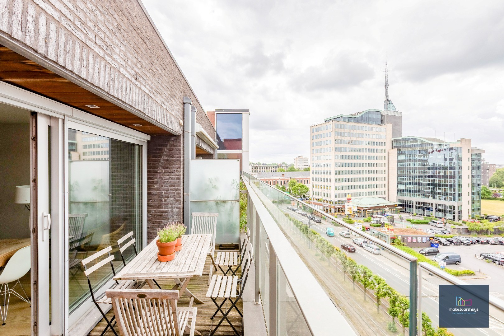 Schitterend dakapp. met 2-slp. terras en garage 